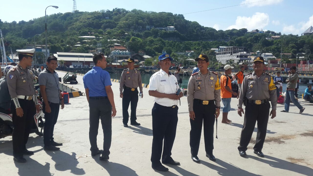 Kapolres Manggarai Barat Tinjau Langsung Pengamanan Arus Balik di Pelabuhan Pelni Labuan Bajo