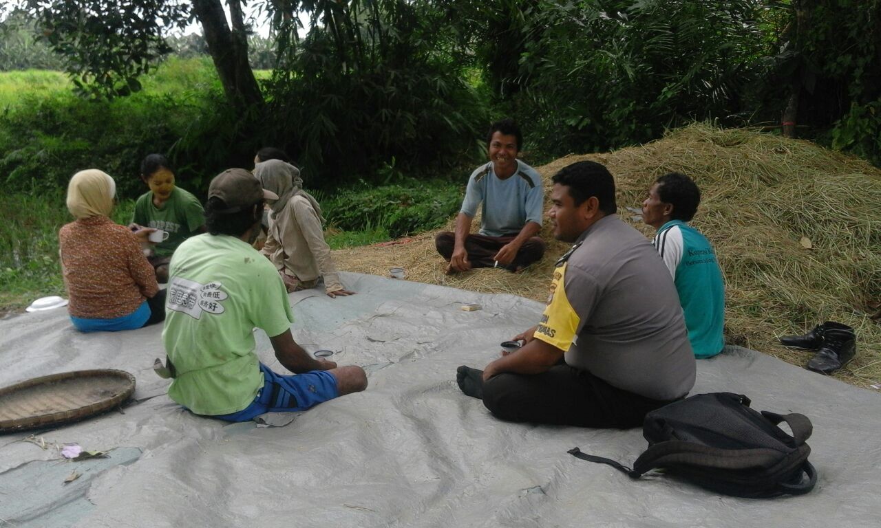 Ngopi Bersama Para Petani, Bhabinkamtibmas Polres Mabar Berikan Pesan Kamtibmas