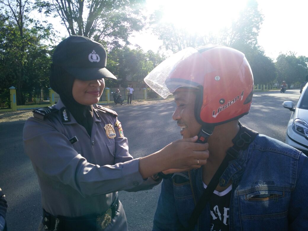 Seluruh Polwan Polres Mabar Melaksanakan Pengaturan Pada Pagi Hari