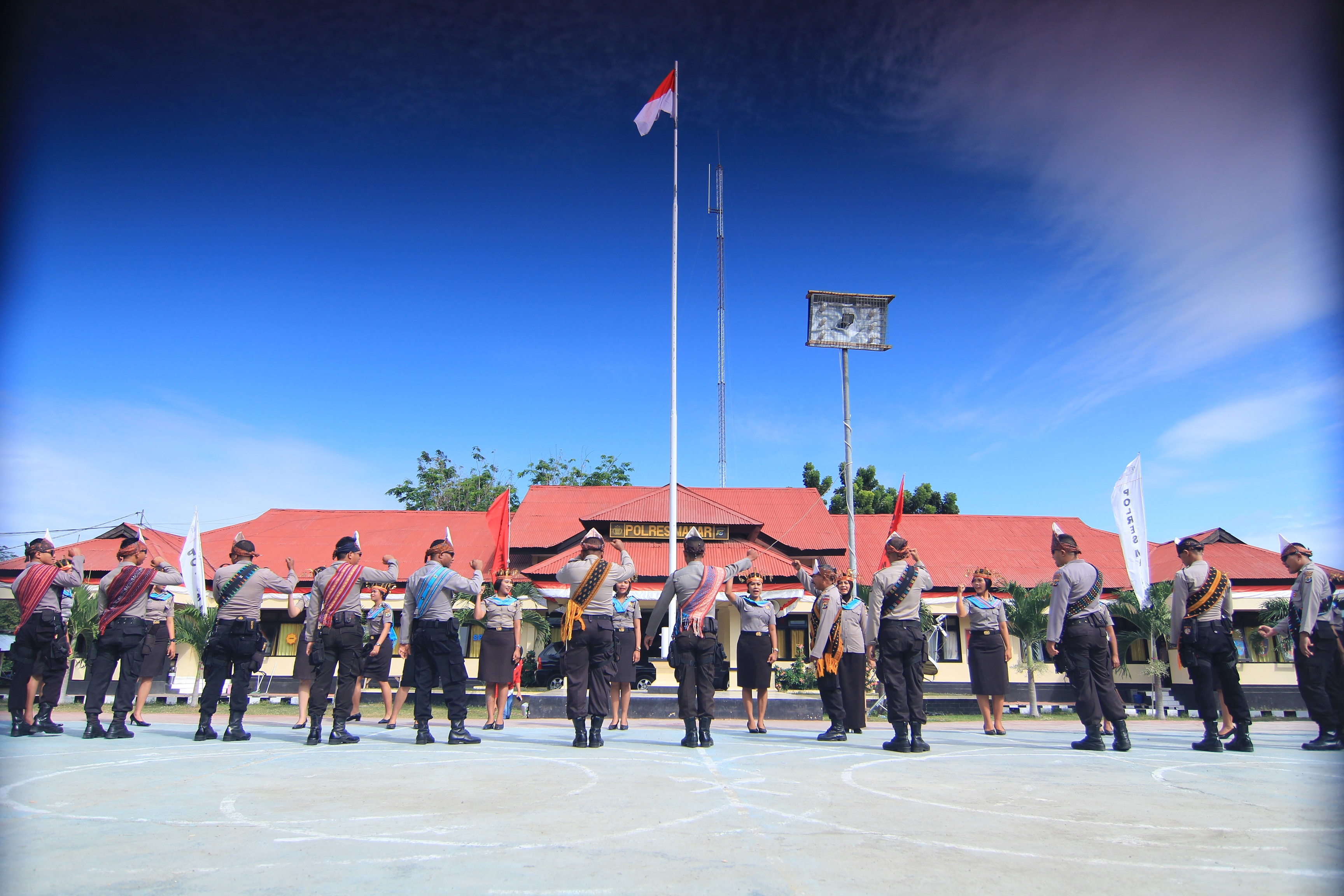 Selayang Pandang Polres Mabar Dengan Menampilkan Tarian Khas NTT Yang Diiringi Lagu Daerah Gemu Famire Maumere