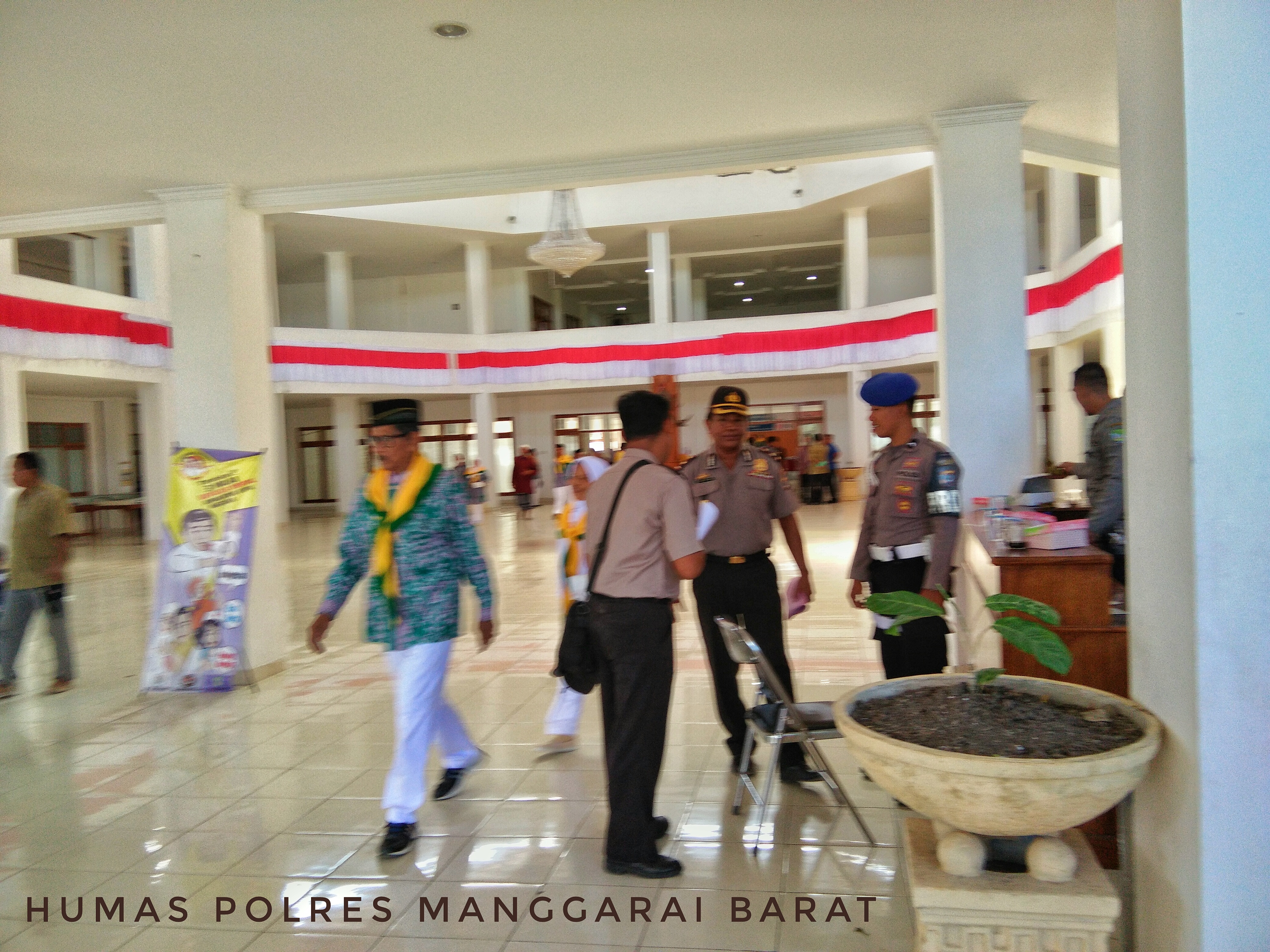 Personel Polres Mabar Melaksanakan Pengamanan Pelepasan Jemaah Haji