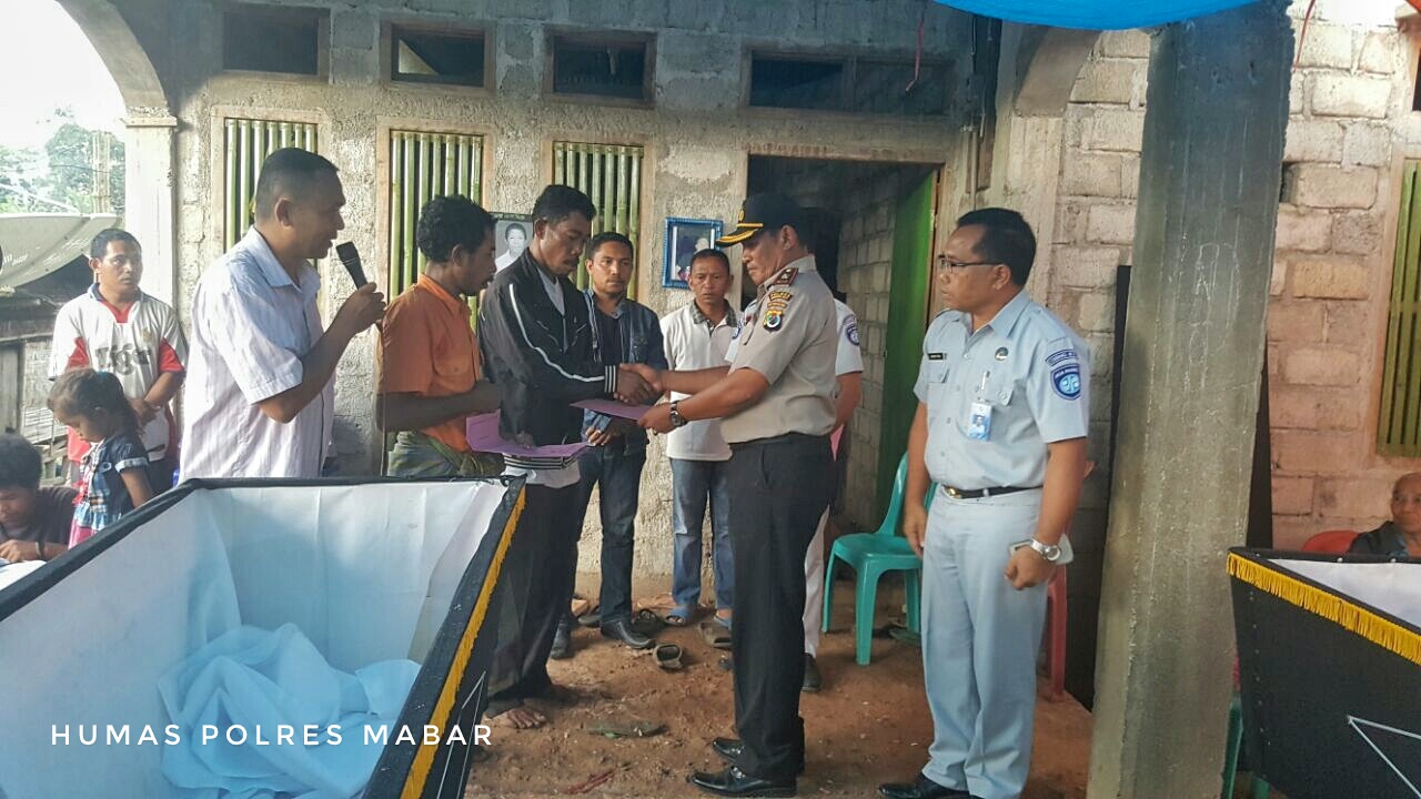 Wakapolres Mabar Serahakan Santunan Jasa Raharja Kepada Keluarga Korban Laka Lantas