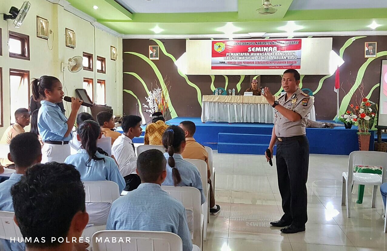 Kapolres Mabar Berikan Paparan Pada Saat Seminar Pemantapan Wawasan Kebangsaan Kepada Siswa/Siswi SMA