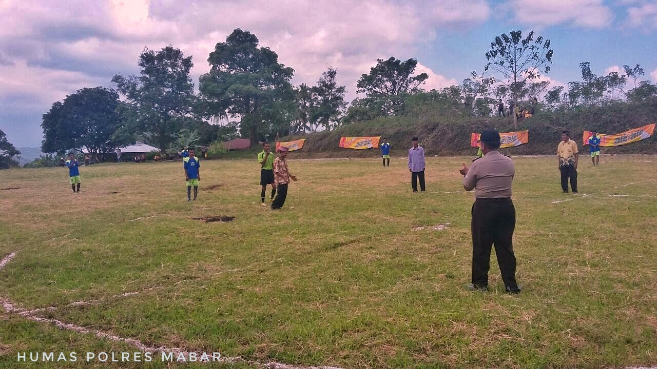 Kapolsek Sano Nggoang Polres Mabar Buka Secara Resmi Kegiatan Pertandingan Bola Kaki Dan Bola Volly Dalam Rangka HUT Sumpah Pemuda Ke-88