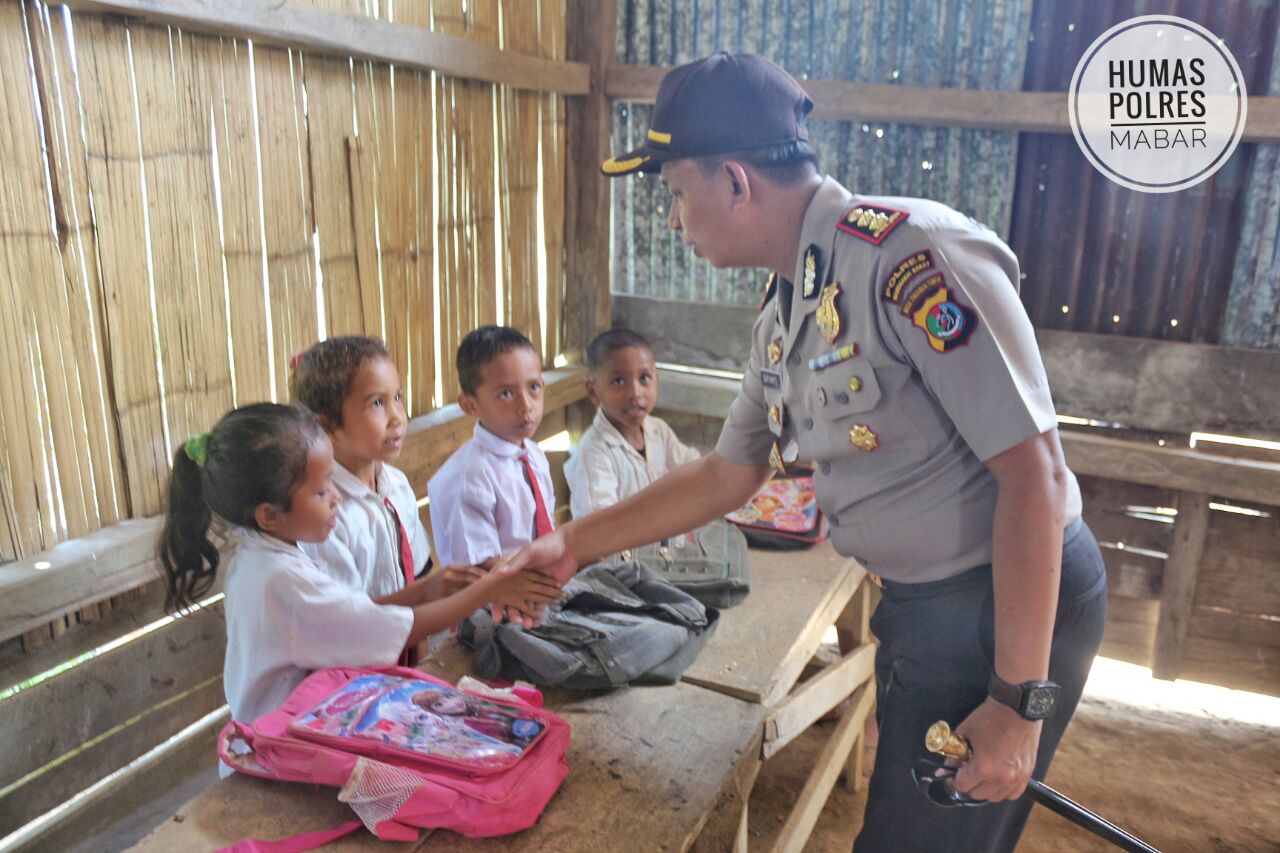 kapolres Manggarai Barat Melakukan Kunjungan Ke SDN Bungku  Mbakung Kecamatan Macang Pacar