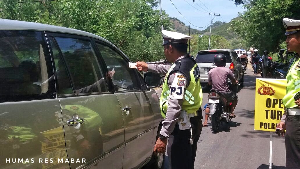 Pelaksanaan Ops Zebra Turangga 2016 Personel Membagikan Kartu RTMC Kepada Pengendara