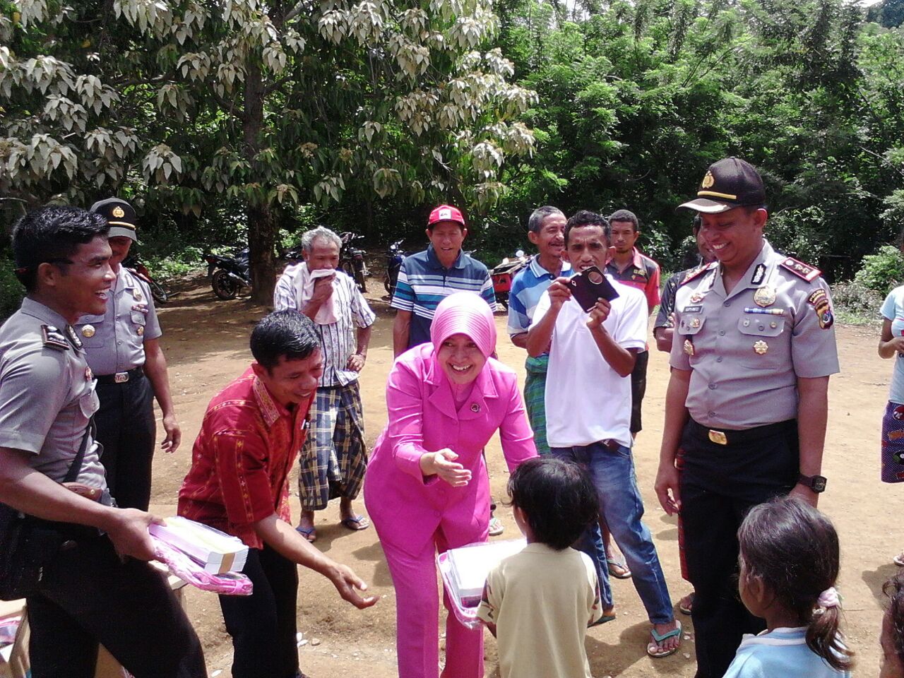 Demi Menepati Janjinya Dengan Mengendarai Sepeda Motor Kapolres Mabar Kembali Mengunjungi SDN Bungku