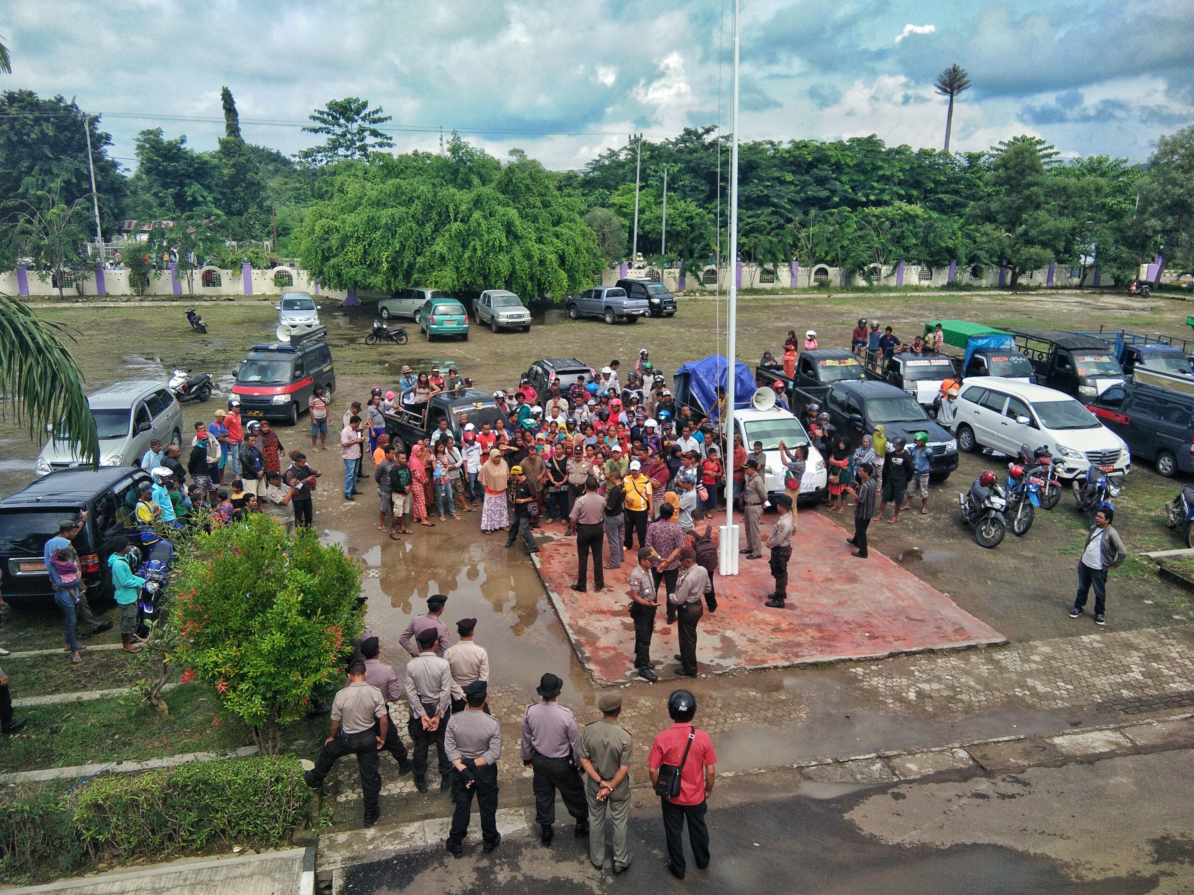 Polres Mabar Berikan Pengamanan Aksi Ujuk Rasa Damai Para Pedagang Pasar Batu Cermin