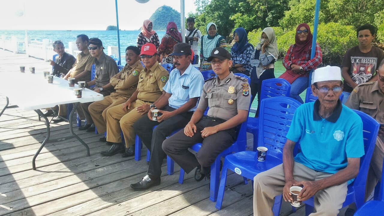 Bhbinkamtibmas Polres Mabar Melaksanakan Monitoring Dan Pengamanan Giat Final Dayung Sampan Dalam Rangka Memeriahkan Festival Komodo 2017