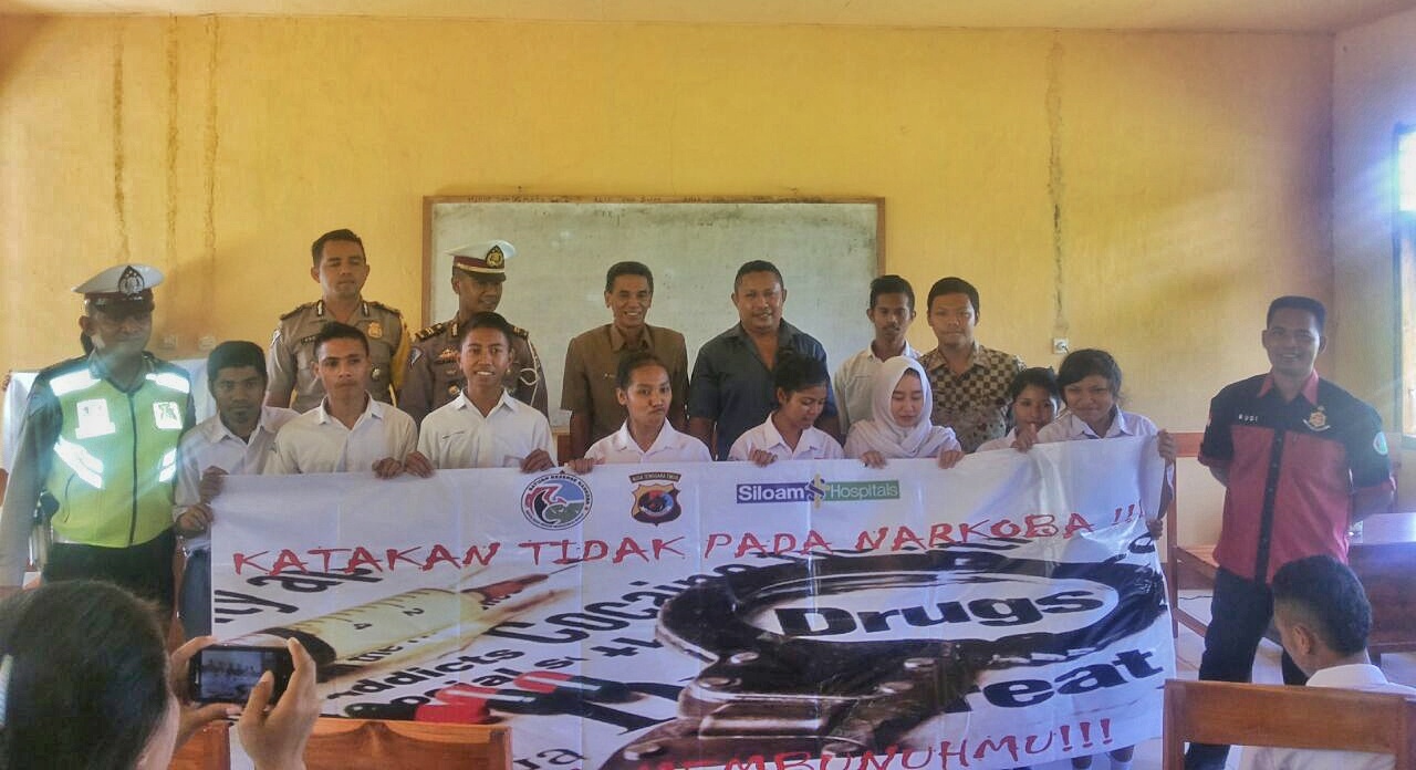 Sat Res Narkoba Dan Unit Dikyasa Sat Lantas Polres Mabar Gelar Sosialisasi Secara Interaksi Langsung Dengan Siswa Siswi Dan Tenaga Pendidik SMA 3 Komodo Tentang Bahaya Narkoba