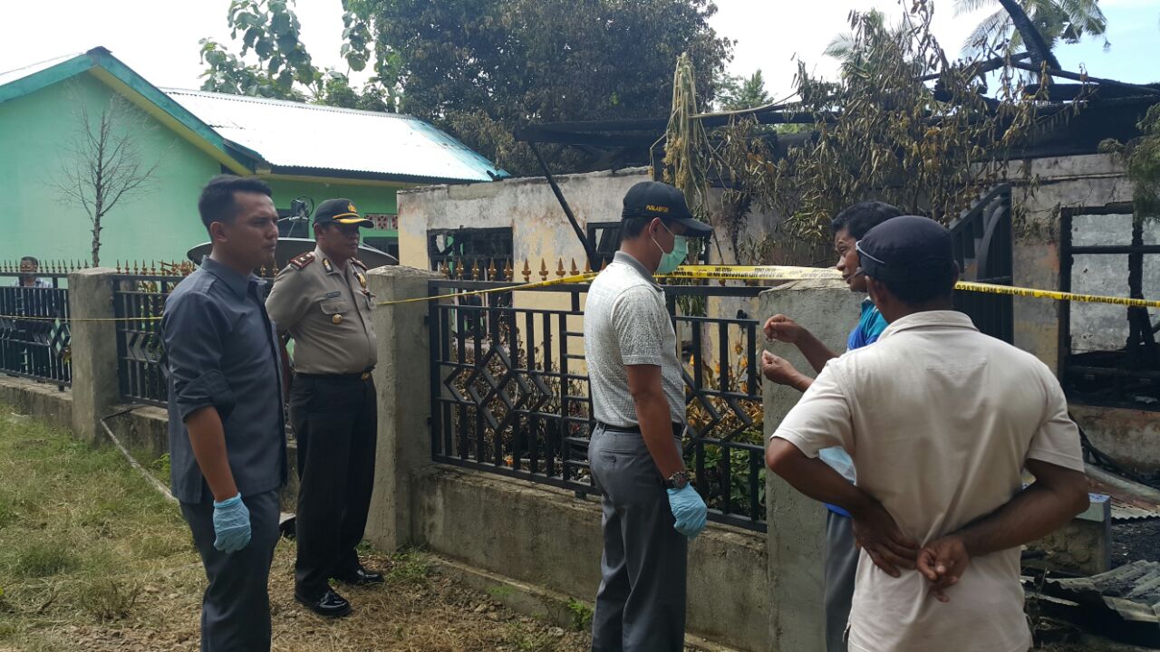 Tim Labfor Cabang Denpasar Bersama Satuan Reskrim Polres Mabar Melaksanakan Olah TKP Kebakaran Rumah