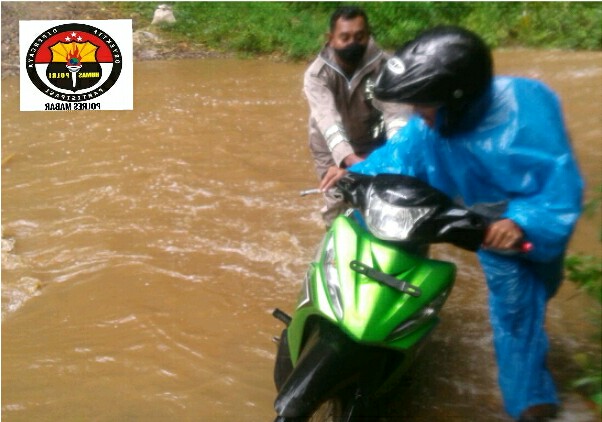 Brigadir Farid Rahman, Bhabinkamtibmas Polres Mabar Bantu Warga Menyebrangi Sungai Berarus Deras