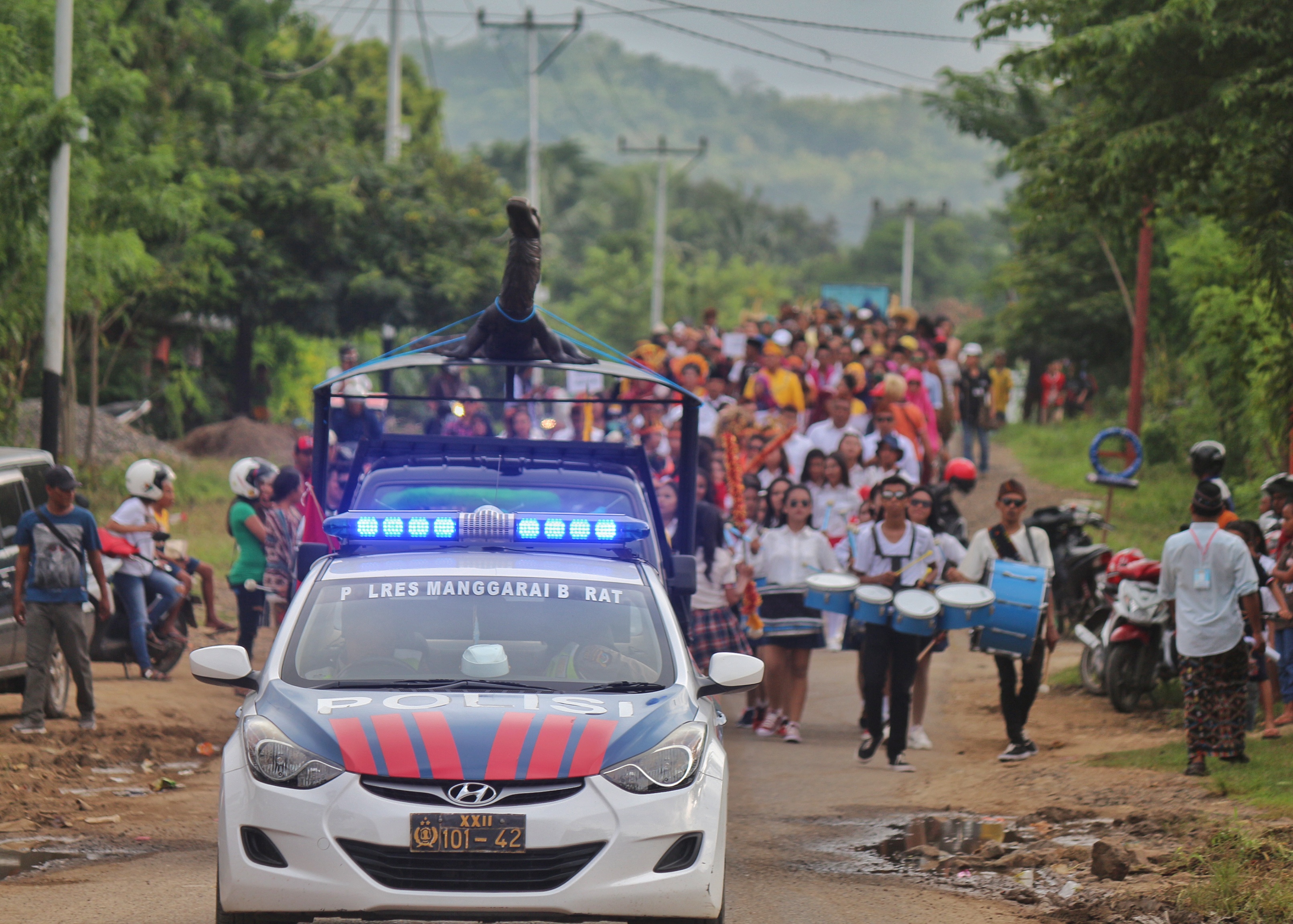 Polres Mabar Melaksanakan Pengamanan dan Pengawalan Pawai Festival Komodo 2017