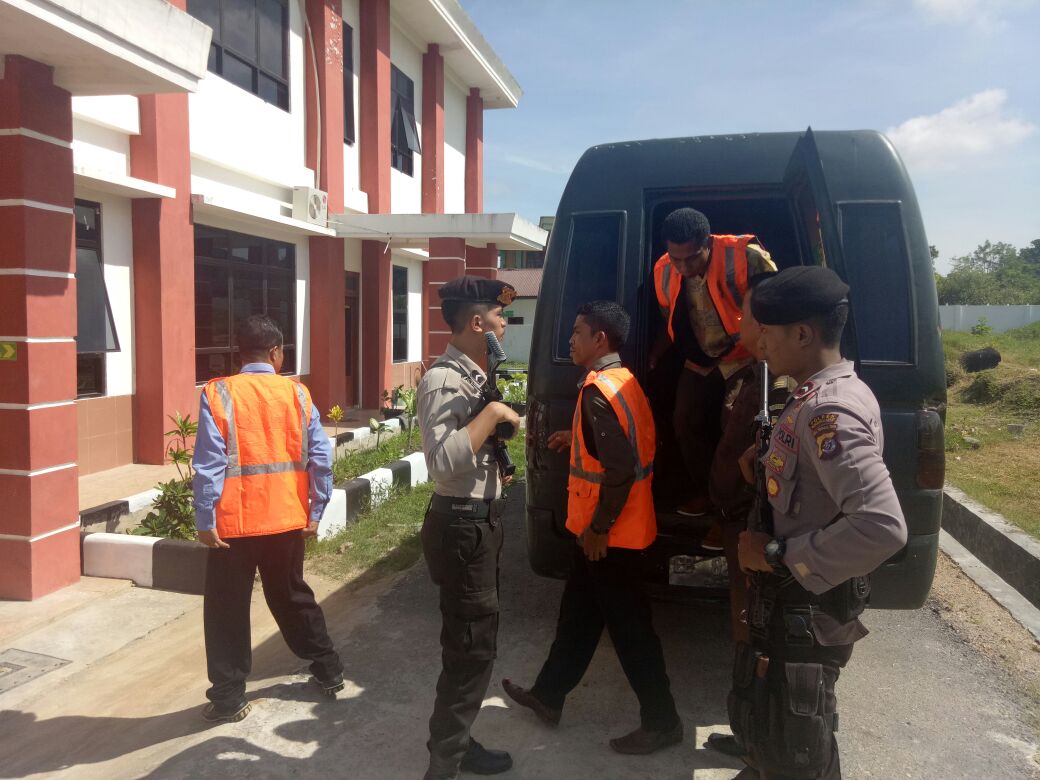 Sat Sabhara Polres Mabar Laksanakan Pengawalan Dan Pengamanan Tahanan Guna Mengikuti Sidang Di Pengadilan Negeri Labuan Bajo