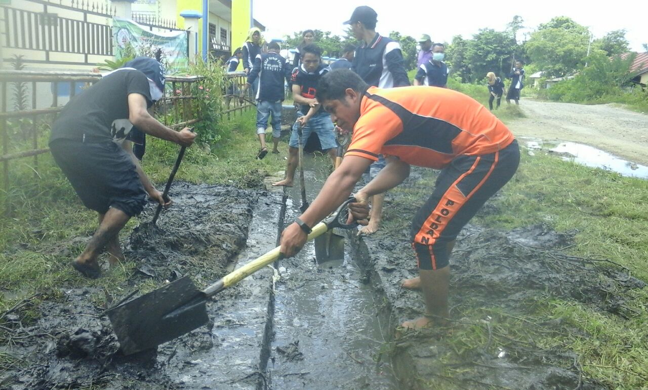 Bhabinkamtibmas Polres Mabar Brigpol Yulius Sare Gandeng Mahasiswa STKIP YPUP Makasar Bersihkan Selokan