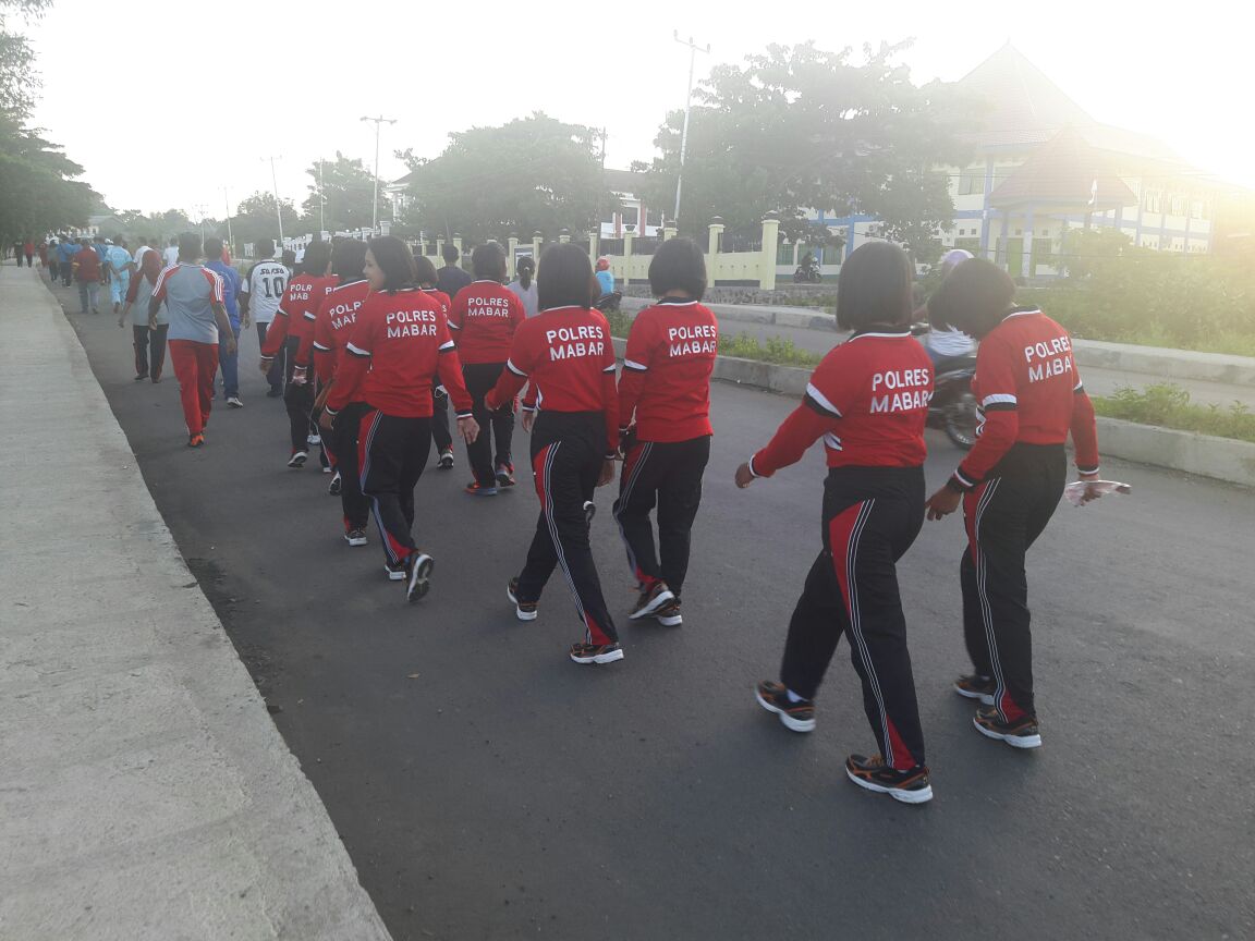 Polwan Polres Mabar Turut Serta Berpartisipasi Mengikuti Jalan Sehat Dalam Rangka Menyemarakan Hut Mabar Ke 14