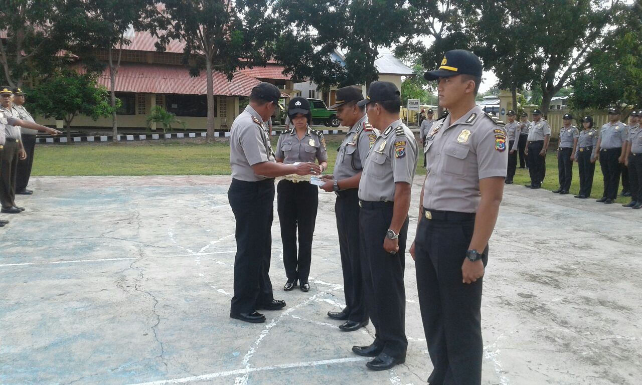 Kapolsek Jajaran Dan KASPKT Polres Mabar Diberikan Handpone Secara Gratis Oleh Kapolres Mabar Demi Menunjang Pelaksanaan Tugas Sehari Hari