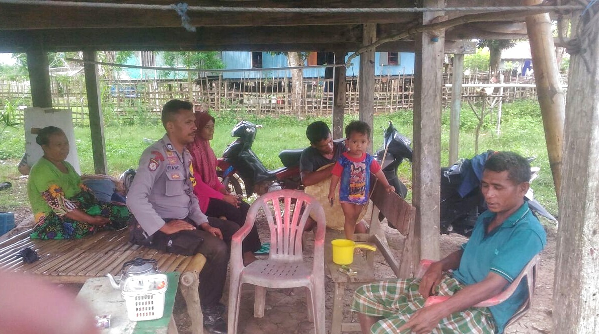 Bhabinkamtibmas Desa Macang Tanggar Polres Mabar Sambang Dan Silaturahmi Kamtibmas Di Rumah Pengrajin Nyiru