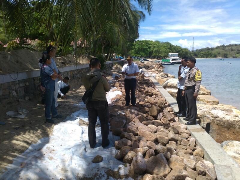 Bhabinkamtibmas Bersama Camat Komodo Dan Kades Gorontalo Menghentikan Paksa Pengurukan Pantai Tanpa Ijin Oleh Pihak Hotel La Prima