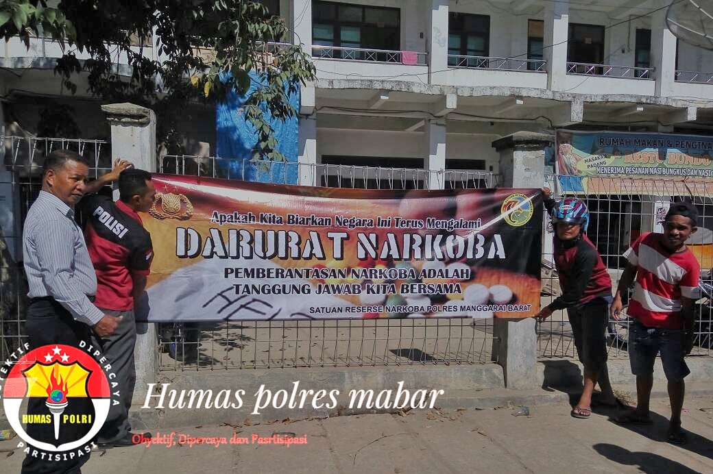 Sat Res Narkoba Polres Mabar Lakukan Sosialisasi Bahaya Narkoba Kepada Masyarakat dengan cara Pemasangan Spanduk dan Stiker Berisikan Himbauan Bahaya Narkoba