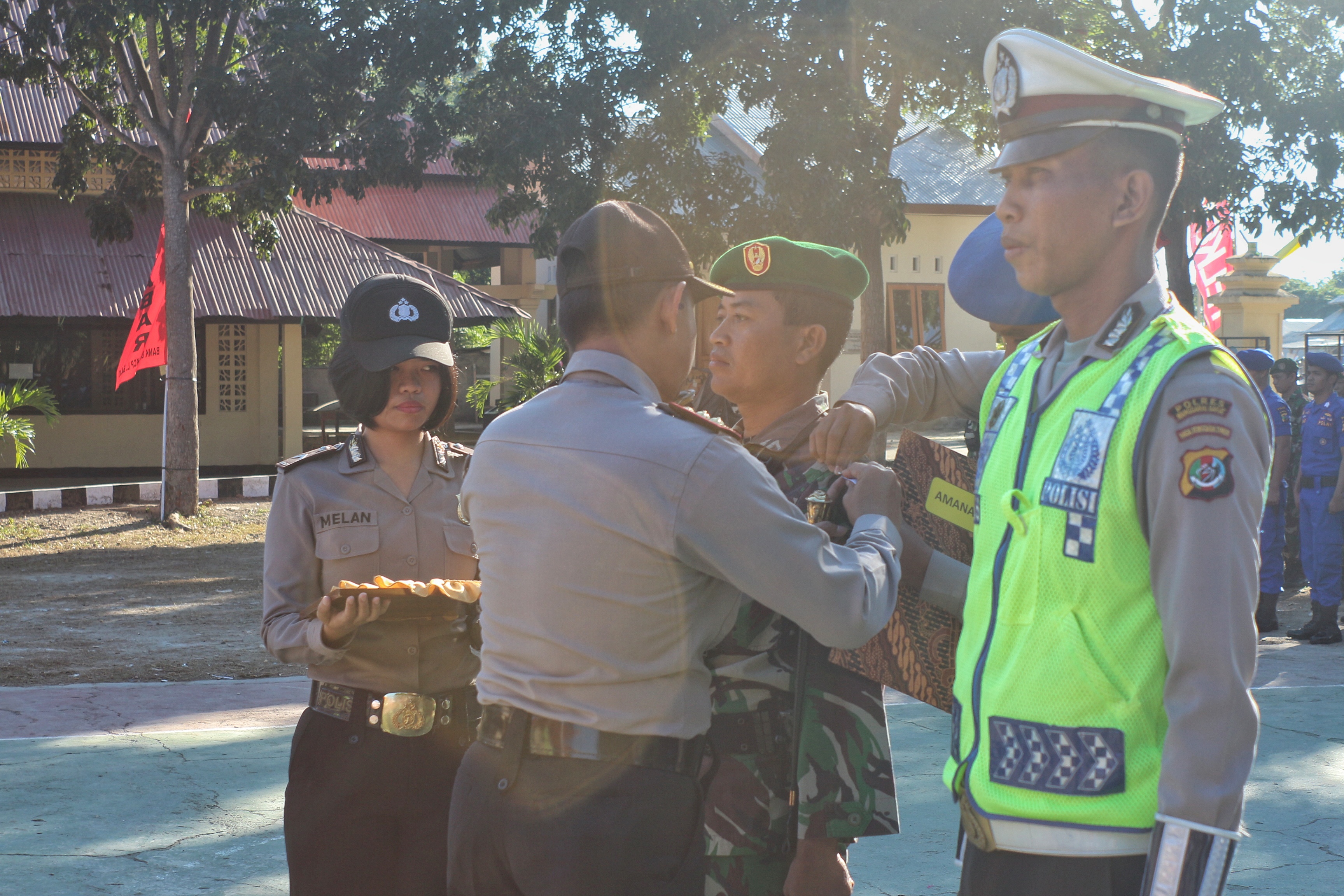 Penyamatan Pita Ops Kepada Personil Perwakilan Oleh Kapolres Mabar Menandai Dimulainya Ops Ramadniya Turangga 2017