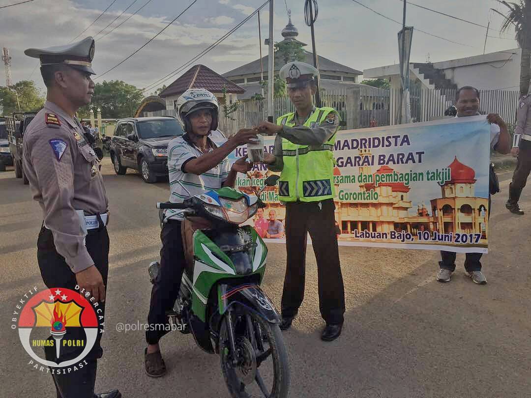 Sat Lantas Polres Mabar Bersama Madridista Fans Club Labuan Bajo Membagikan Takjil Kepada Pengendara Disaat Jelang Berbuka Puasa