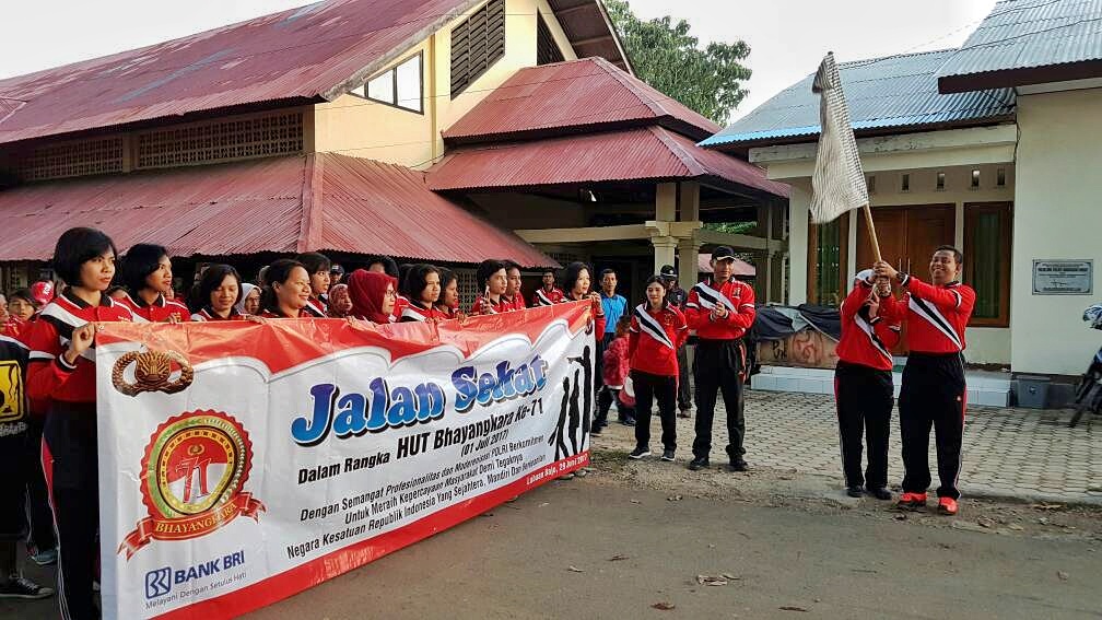 Polres Mabar gelar jalan sehat dalam rangka menyambut HUT Bhayangkara ke 71 tahun 2017