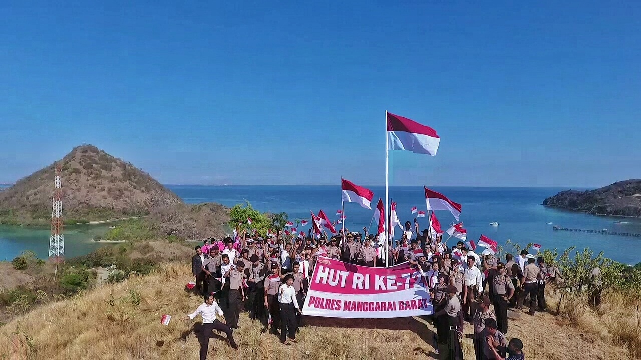 Dalam Rangka Menyambut HUT RI ke-72 Personil Polres Mabar dan Bhayangkari Cabang Mabar Kibarkan Bendera Merah Putih di Puncak Bukit Wae Cicu-Labuan Bajo