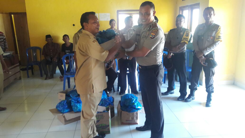 Kapolsek Lembor beserta Anggotanya serahkan bantuan paket sembako kepada Warga korban bencana alam