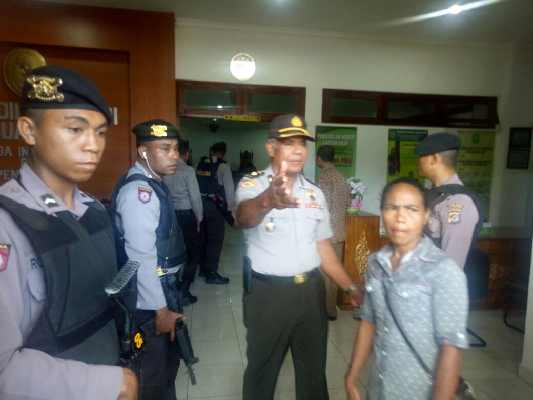 Personil Polres Mabar Lakukan Pengamanan jalannya sidang putusan terhadap 10 terdakwa Kasus Pembunuhan