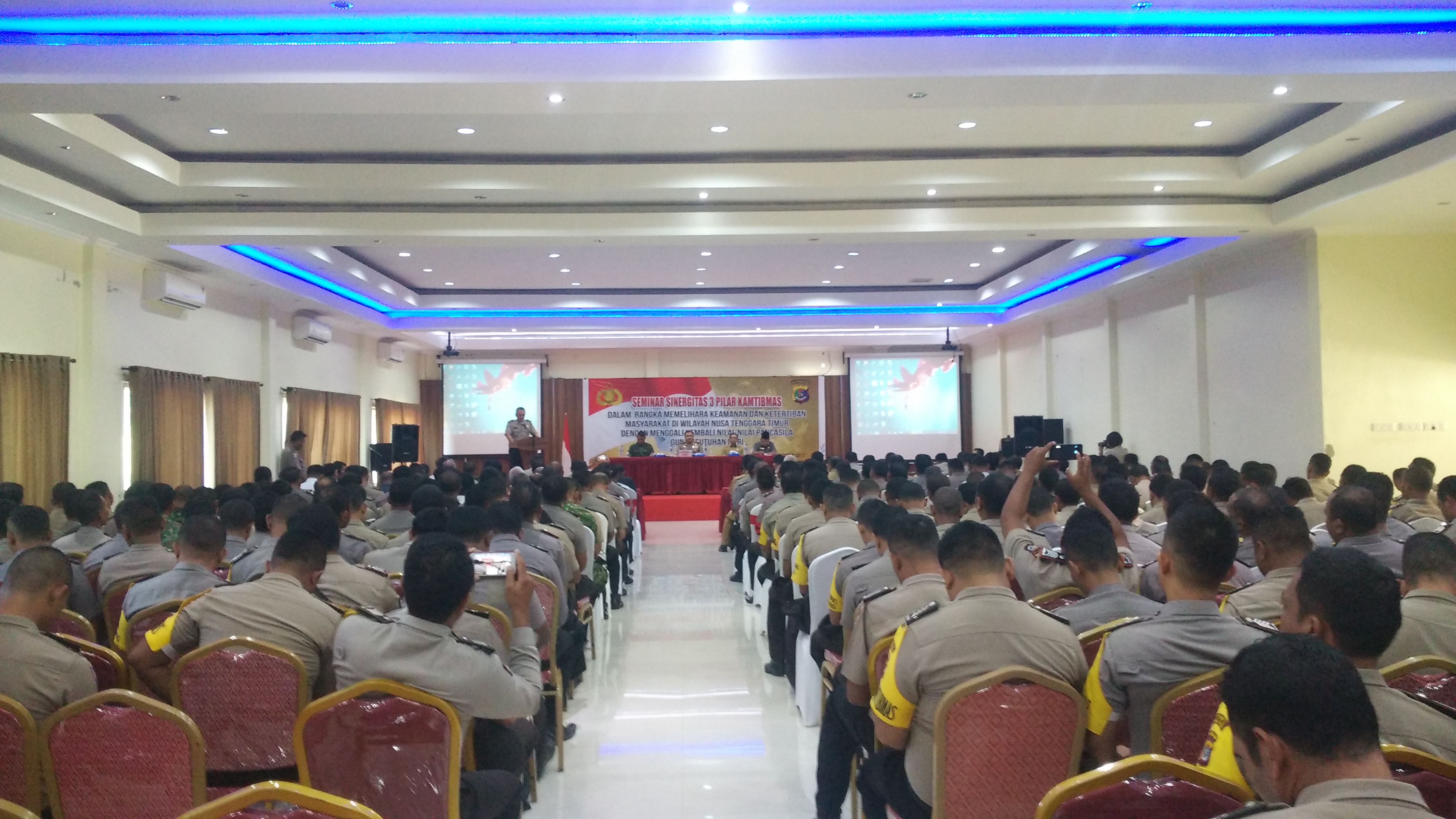 pembukaan dan pembekalan kegiatan seminar Sinergitas tiga pilar kamtibmas oleh Kapolda NTT di Labuan Bajo