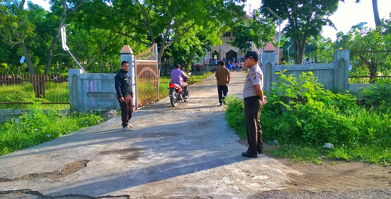 Demi kelancaran dan kenyamanan jalannya misa di paroki Wae Naken, Polsek Lembor lakukan Pengamanan