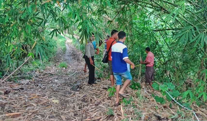 Bhabinkamtibmas Bersama perangkat Desa Nggorang lakukan pengukuran jalan yang akan dikerjakan pada tahun 2018