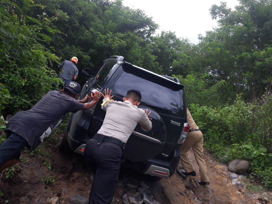 Bripka Yunus bantu dorong Mobil yang tak bisa menanjak