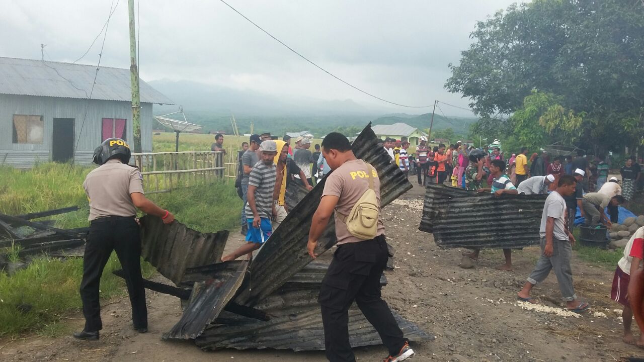 Personil Polsek Lembor Ikut bersama warga bantu padamkan api yang menghanguskan 3 rumah di Lembor