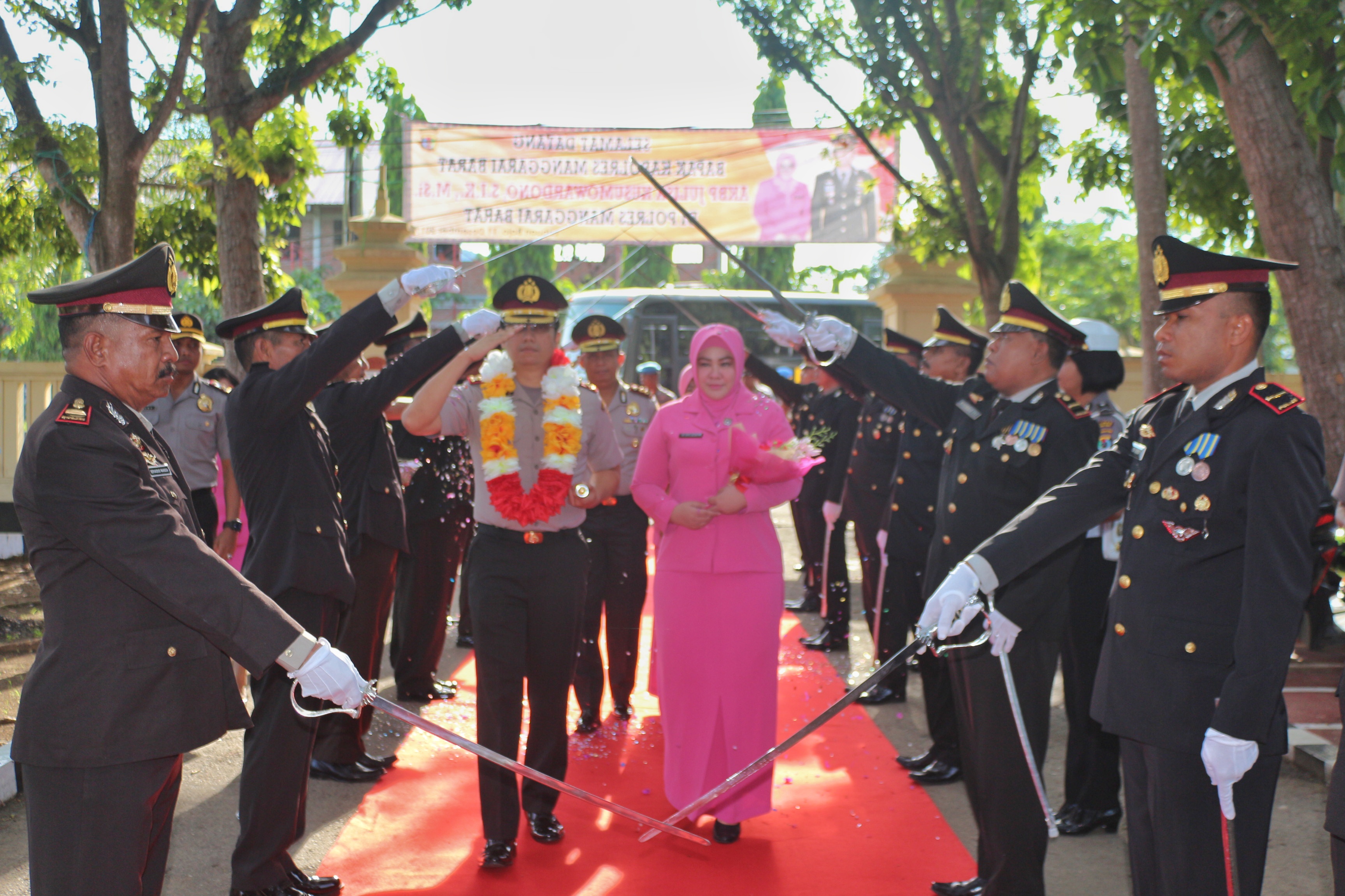 Sambut Kedatangan Pejabat baru dan Pelepasan Pejabat Lama Kapolres Mabar dengan acara Pedang Pora