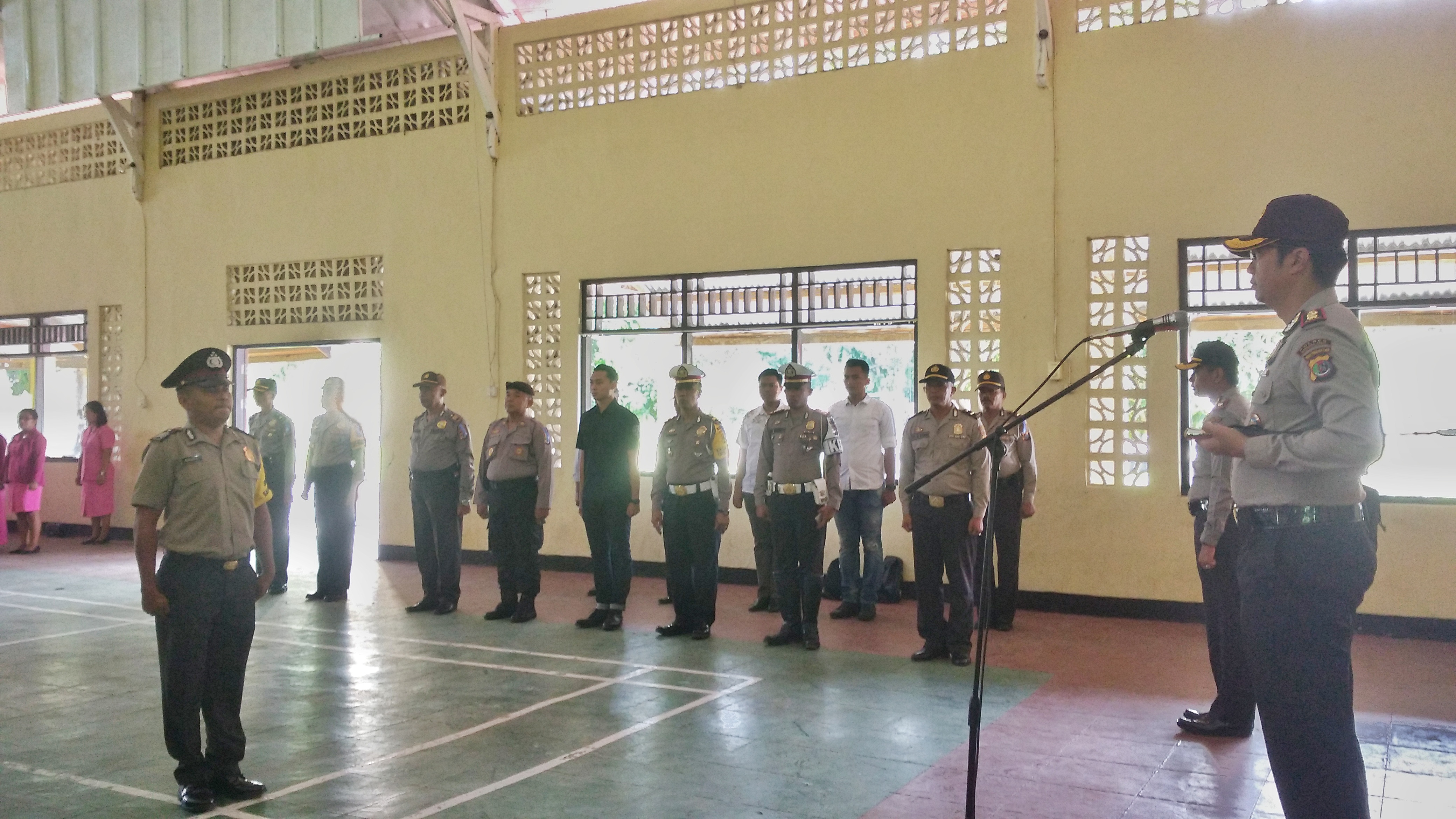 Dua Personil Polres Manggarai Barat mendapat Kenaikan Pangkat Setingkat Lebih Tinggi