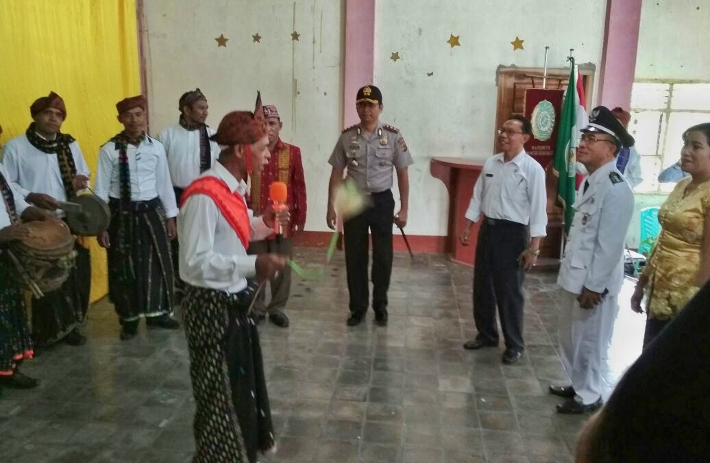 Meriahkan Acara pelantikan Camat Lembor, Kapolres Mabar ikut menari tari Danding