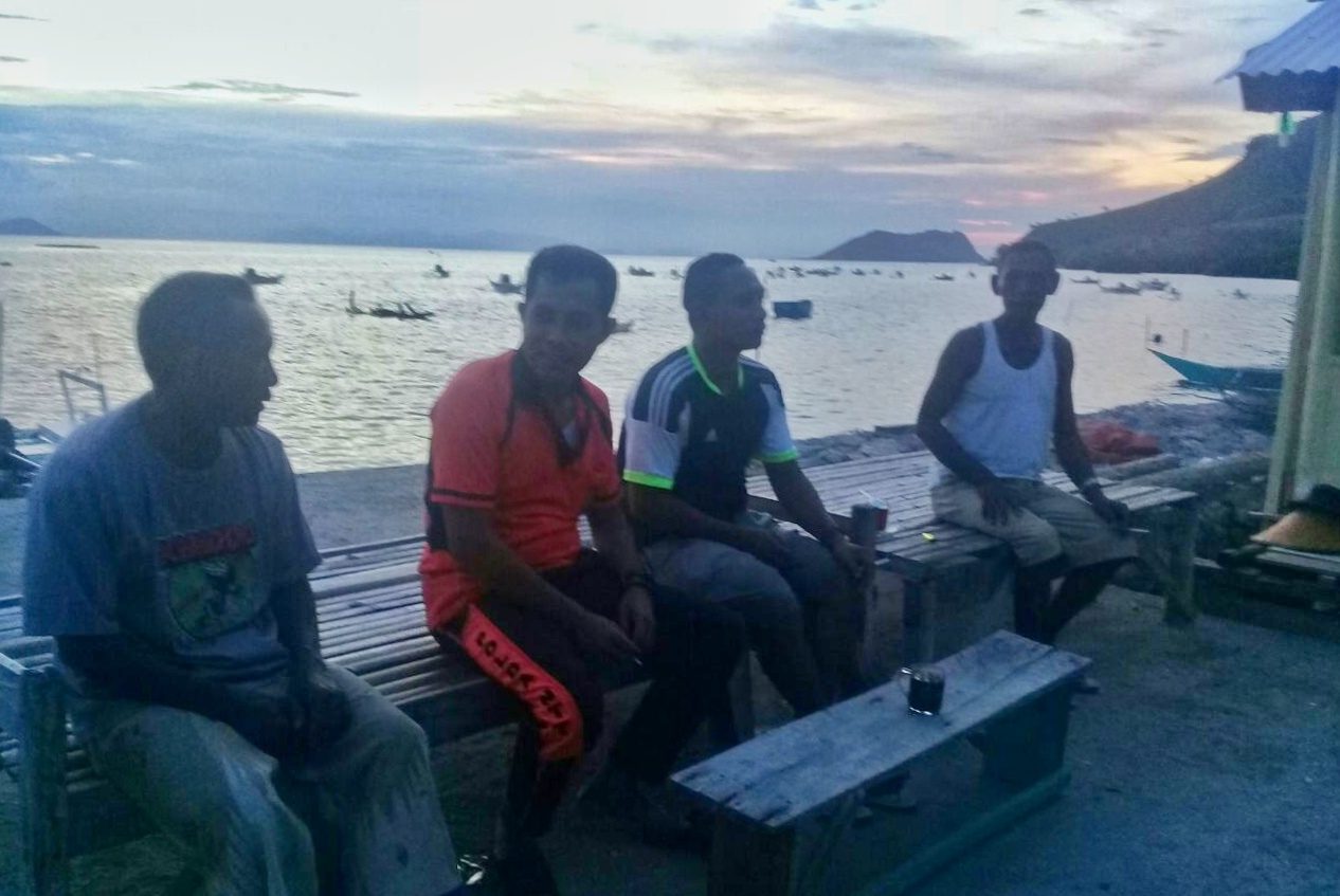 Ngopi bersama di pinggir pantai,  sang Bhabinkamtibmas beri pesan Kamtibmas