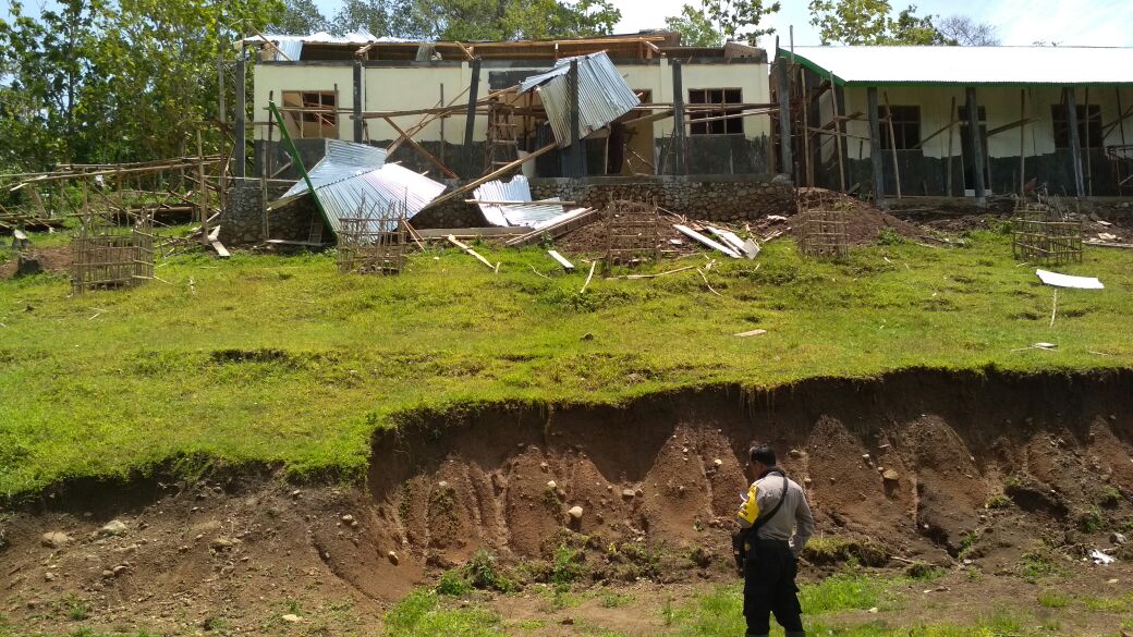 Angin puting beliung terjang atap Gedung SMP Negeri 5 Sano Nggoang