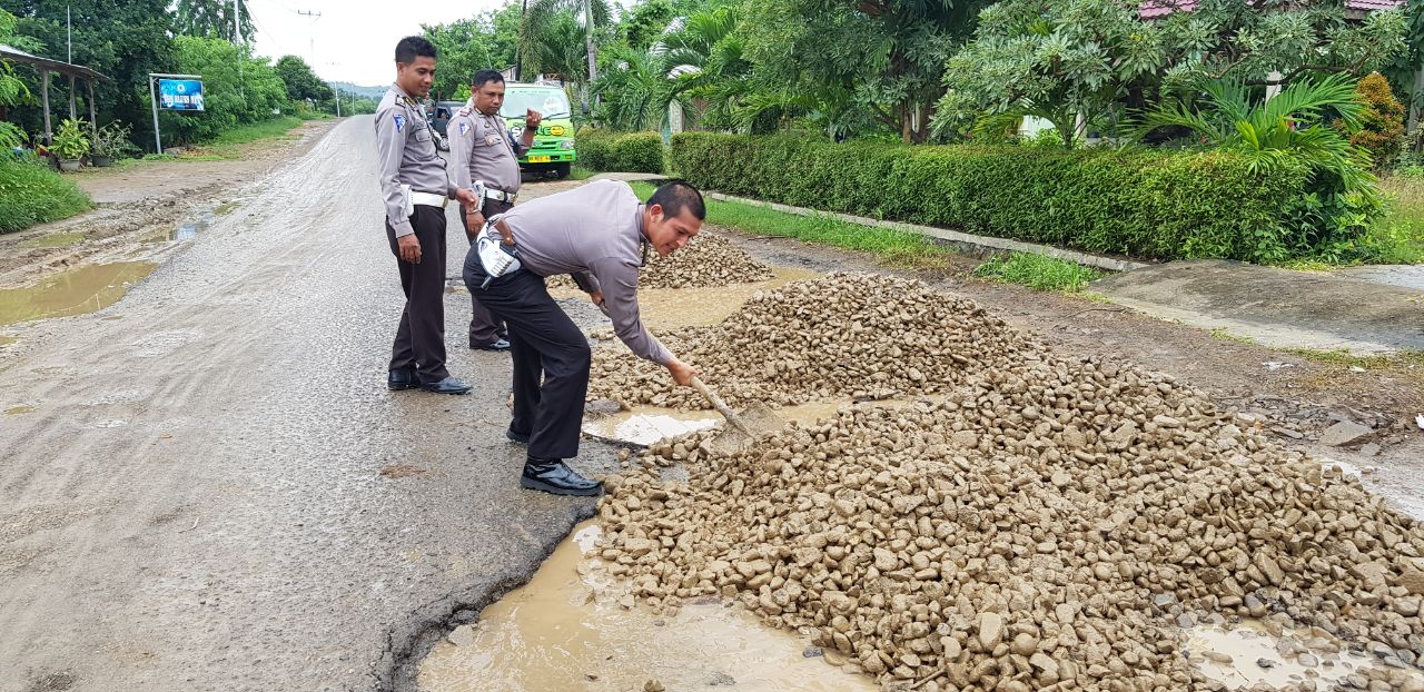 Rawan Kecelakaan, Sat Lantas Polres Mabar perbaiki jalan berlubang di jalan Batu Cermin