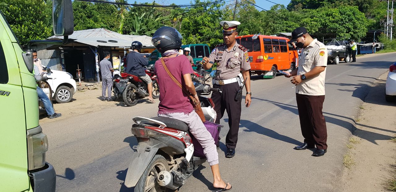 Razia gabungan Sat Lantas Polres Mabar dan Dispenda guna memalisir terjadinya pelanggaran Lalu Lintas