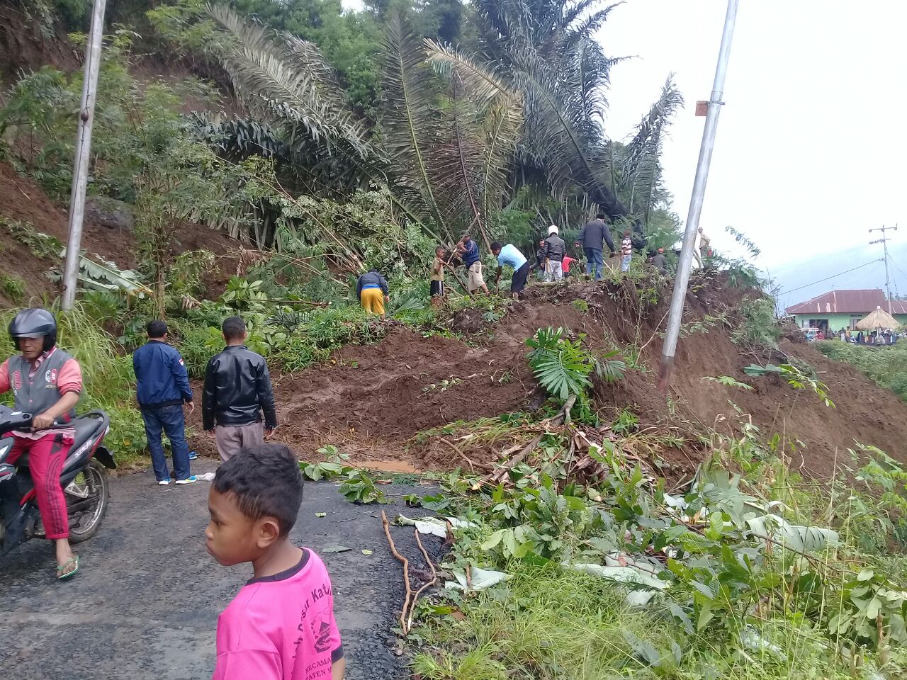 Longsor di jalur trans Kuwus - Macang Pacar, mengakibatkan arus lalin Golowelu-Pacar dan sebaliknya Lumpuh