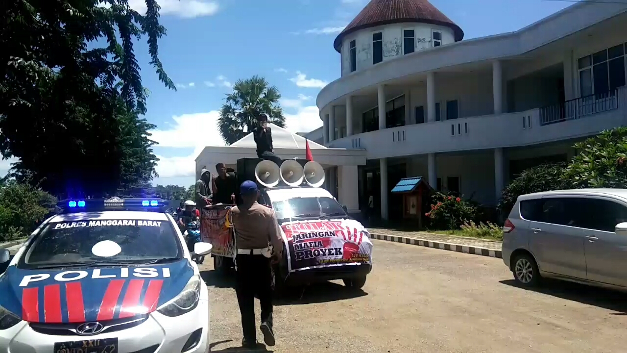 Personil Polres Mabar Laksanakan pengamanan dan pengawalan Unras damai yang dilakukan Aliansi Pemuda Peduli Mabar