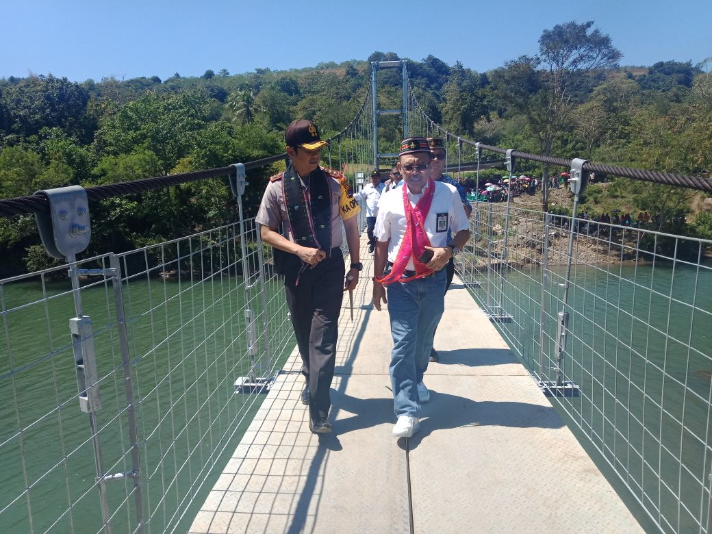 Kapolres Mabar Turut Hadir dalam Peresmian Jembatan Gantung Judes di Kec. Lembor