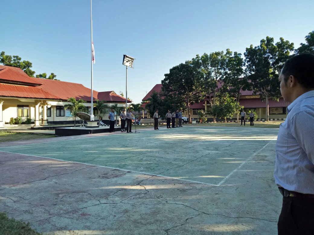 Polri Berkabung, Polres Mabar Kibarkan Bendera Setengah Tiang Sebagai Wujud Penghormatan Atas Gugurnya Bhayangkara Sejati