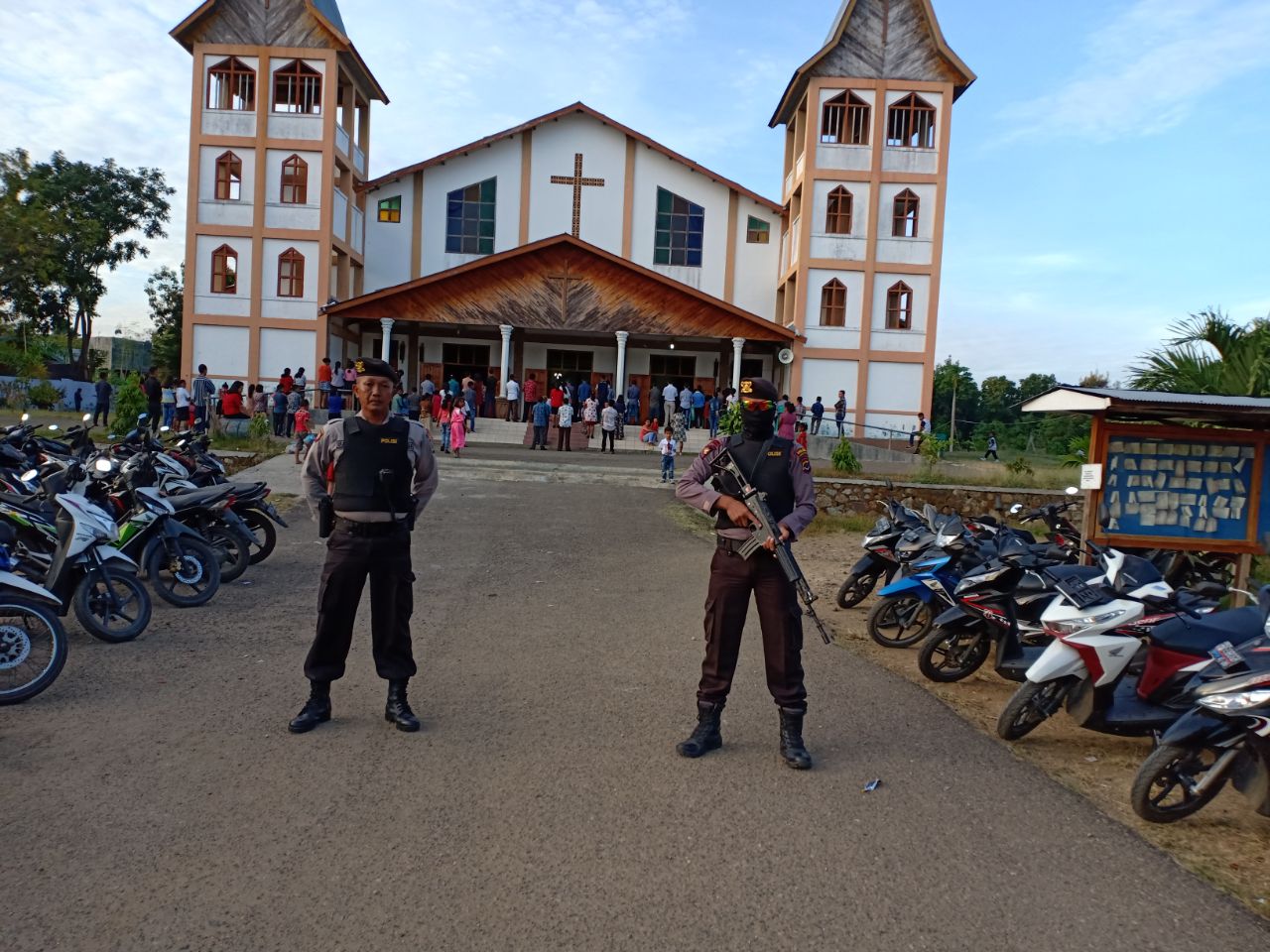 Cegah Terjadi Aksi Teror Polres Mabar Amankan Misa Perayaan Pentakosta