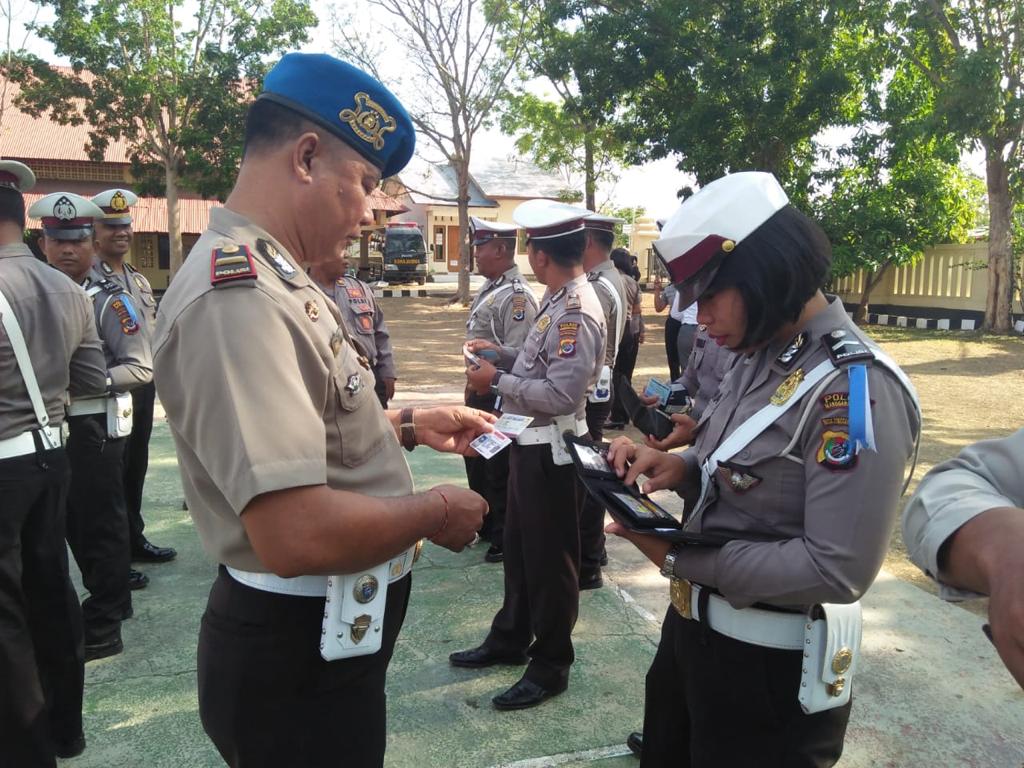 Jelang Operasi Zebra Turangga 2018, Kasi Propam dan Kasat Lantas Polres Mabar Periksa Kelengkapan Personil