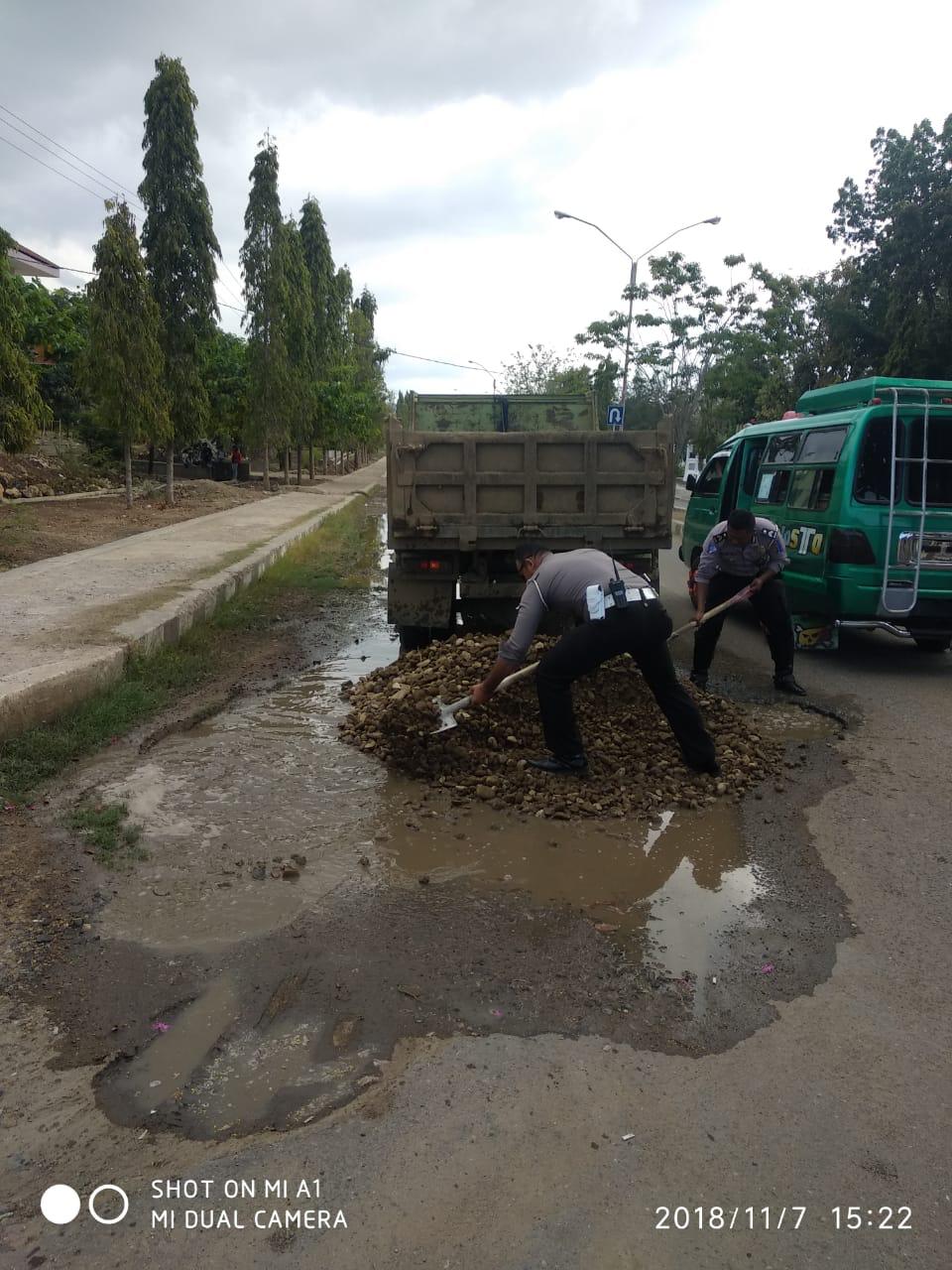 Meminimalisir Tingkat Kecelakaan Lalu Lintas, Sat Lantas Polres Mabar Membenahi Kerusakan Jalan Di Kota Labuan Bajo