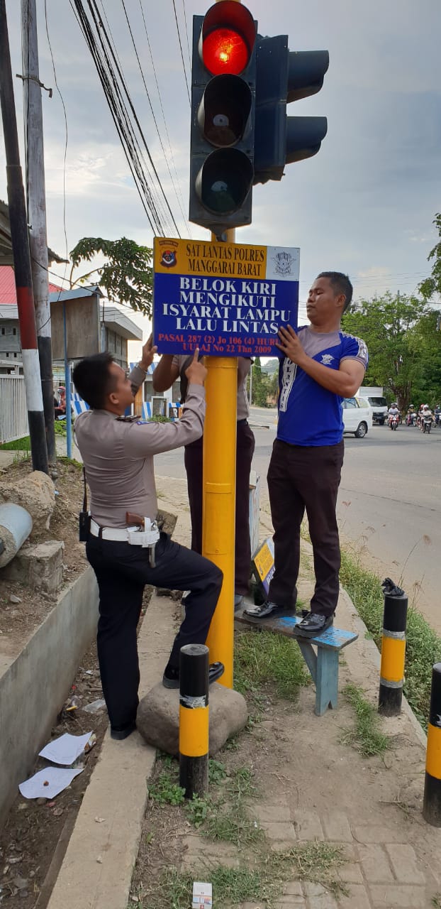 Jelang Tahun Baru 2019, Sat Lantas Polres Manggarai Barat Pasang Rambu Petunjuk Lalu Lintas